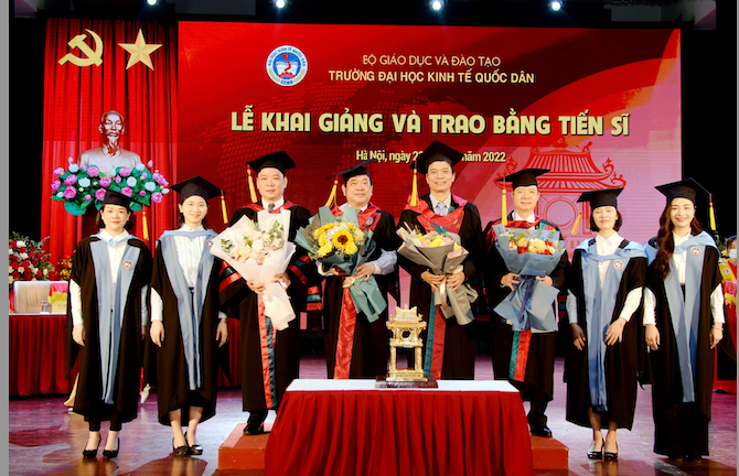 Lễ trao bằng tiến sĩ tại trường ĐH Kinh tế quốc dân