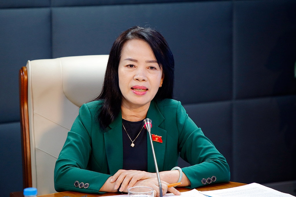 Câu hỏi đầu tiên xin được gửi tới bà Nguyễn Thị Kim Thúy, Phó Chủ nhiệm Ủy ban Xã hội của Quốc hội: Bà đánh giá thế nào về các chính sách khuyến khích thực hiện xã hội hóa biên soạn SGK đến thời điểm này? Các chính sách đó có tác động thế nào tới bức tranh tổng thể đổi mới chương trình, SGK phổ thông? 