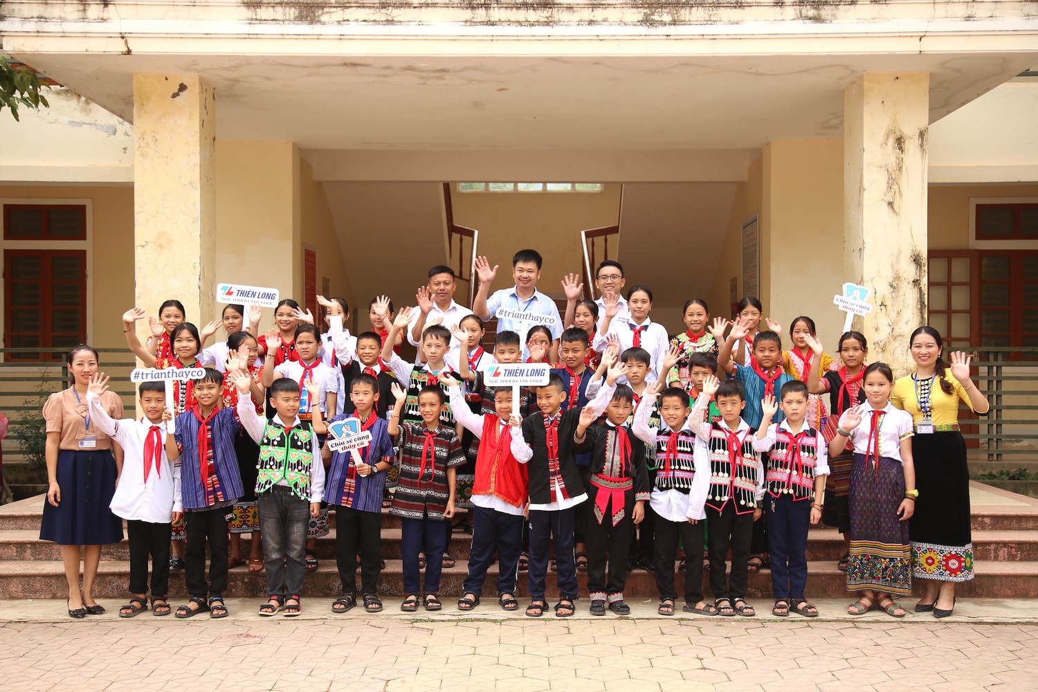 Cô Lê Na (áo vàng bên phải) và các thầy cô giáo, đại biểu chụp ảnh cùng các học sinh thân yêu của mình Ngược ngàn gieo chữ nơi dẻo cao -0