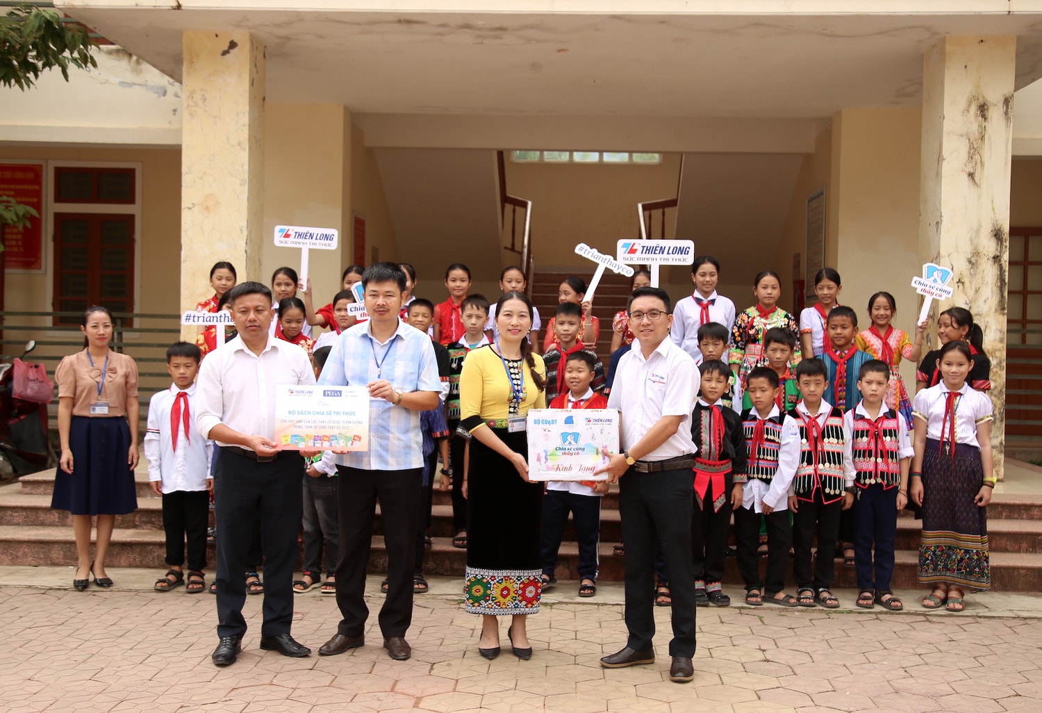 Trung ương Hội LHTN Việt Nam và Tập đoàn Thiên Long trao quà cho thầy, cô giáo và các em học sinh giáo viên Trường PTDTNT THCS Kỳ Sơn Ngược ngàn gieo chữ nơi dẻo cao -0