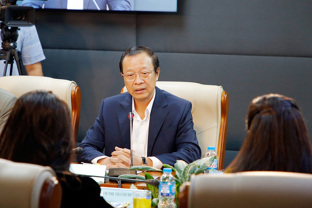 MC: Thưa Thứ trưởng Phạm Ngọc Thưởng, hiện nay, Bộ đã có phương án nào để bảo đảm quyền tiếp cận SGK với đối tượng học sinh nghèo, khu vực vùng sâu, vùng xa? Việc mua SGK trang bị cho thư viện hiện đã thực hiện như thế nào? Có gặp khó khăn gì không, thưa ông?