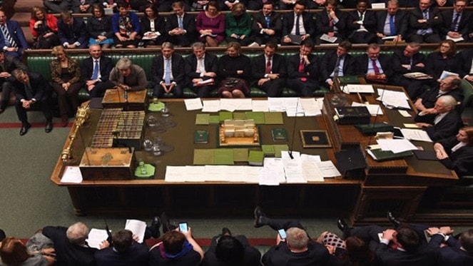 Cựu Thủ tướng Anh Theresa May trả lời chất vấn về vấn đề Brexit năm 2018 - AFP.jpg
