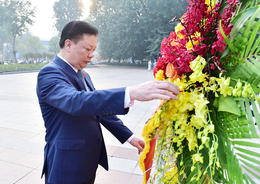 Lãnh đạo thành phố Hà Nội đặt hoa tưởng niệm tại Tượng đài V.I.Lênin -0
