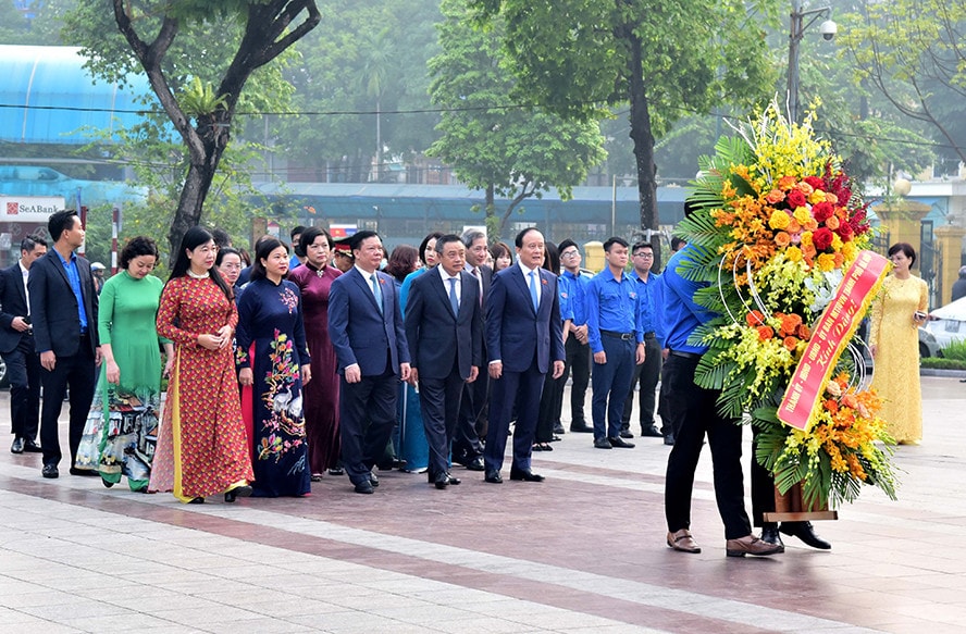 Lãnh đạo thành phố Hà Nội đặt hoa tưởng niệm tại Tượng đài V.I.Lênin -0