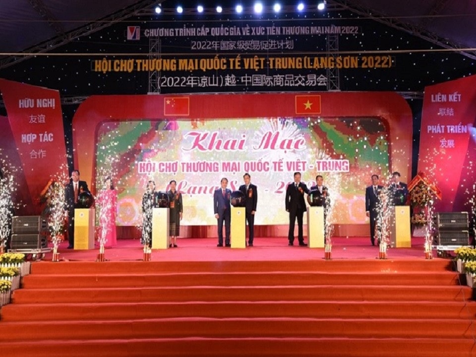 Điện lực Thành phố Lạng Sơn đảm bảo điện cho Hội chợ thương mại Quốc tế Việt - Trung -0