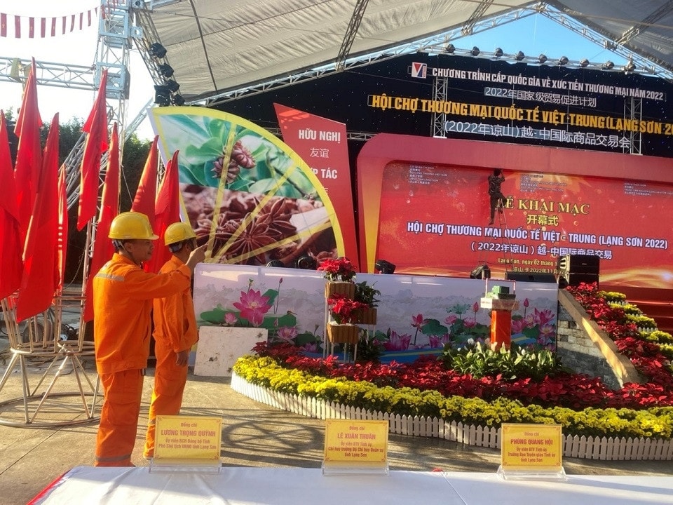 Điện lực Thành phố Lạng Sơn đảm bảo điện cho Hội chợ thương mại Quốc tế Việt - Trung -0
