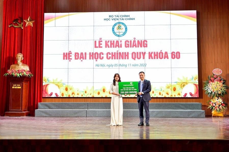 Vietcombank trao tặng học bổng trị giá 200 triệu đồng cho sinh viên Học viện Tài chính -0