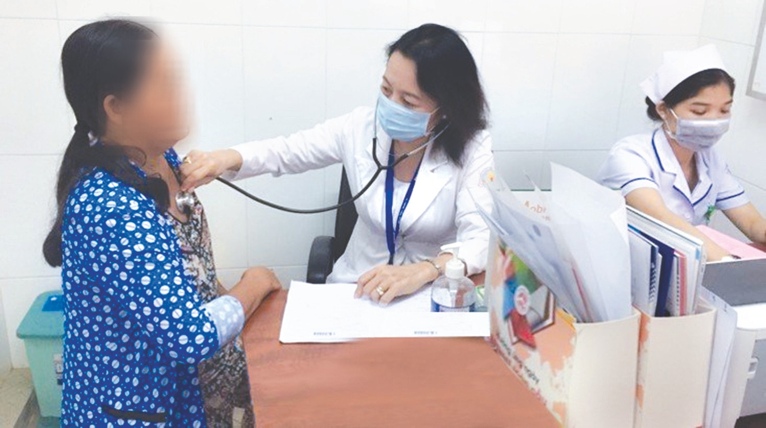 Các bác sĩ bệnh viện Quận 11 thăm khám cho bệnh nhân