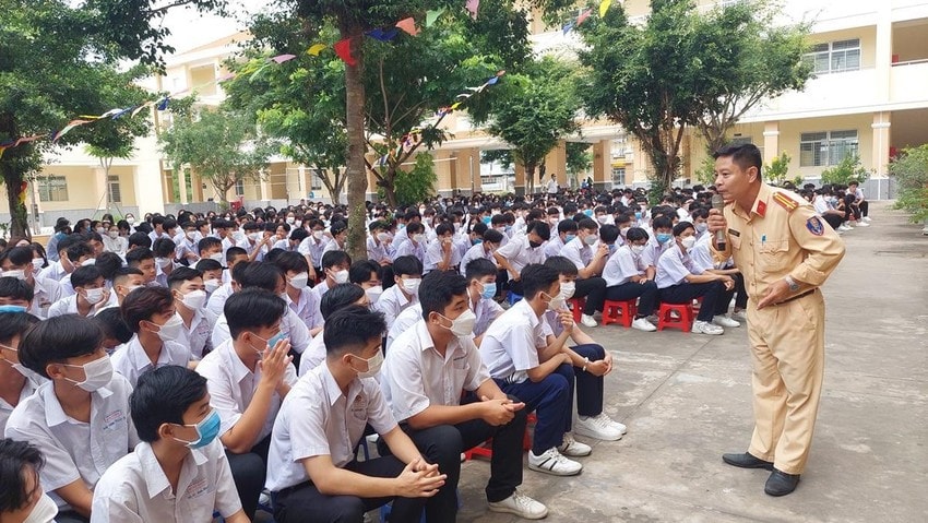 Cảnh sát giao thông tuyên truyền pháp luật về an toàn giao thông cho học sinh. Nguồn: ITN
