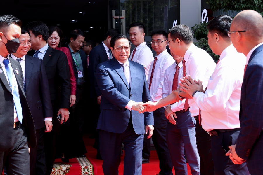 Thủ tướng Phạm Minh Chính đến thăm và làm việc với công ty Viettel đầu tư tại Campuchia -0