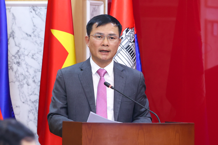 Thủ tướng Phạm Minh Chính đến thăm và làm việc với công ty Viettel đầu tư tại Campuchia -0