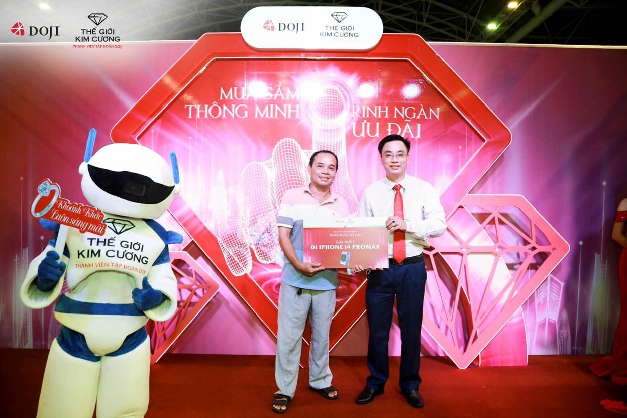 Không khí mua sắm tấp nập tại Hội chợ VIJF 2022 Khu gian hàng DOJI và Thế Giới Kim cương tấp nập khách mua sắm tại Hội chợ VIJF 2022 -0