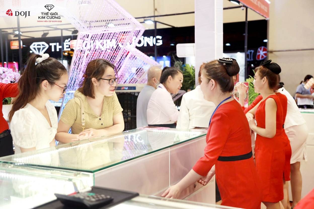 Không khí mua sắm tấp nập tại Hội chợ VIJF 2022 Khu gian hàng DOJI và Thế Giới Kim cương tấp nập khách mua sắm tại Hội chợ VIJF 2022 -1