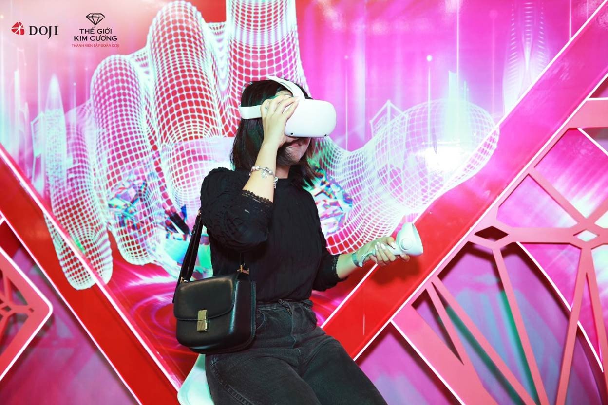 Không khí mua sắm tấp nập tại Hội chợ VIJF 2022 Khu gian hàng DOJI và Thế Giới Kim cương tấp nập khách mua sắm tại Hội chợ VIJF 2022 -7