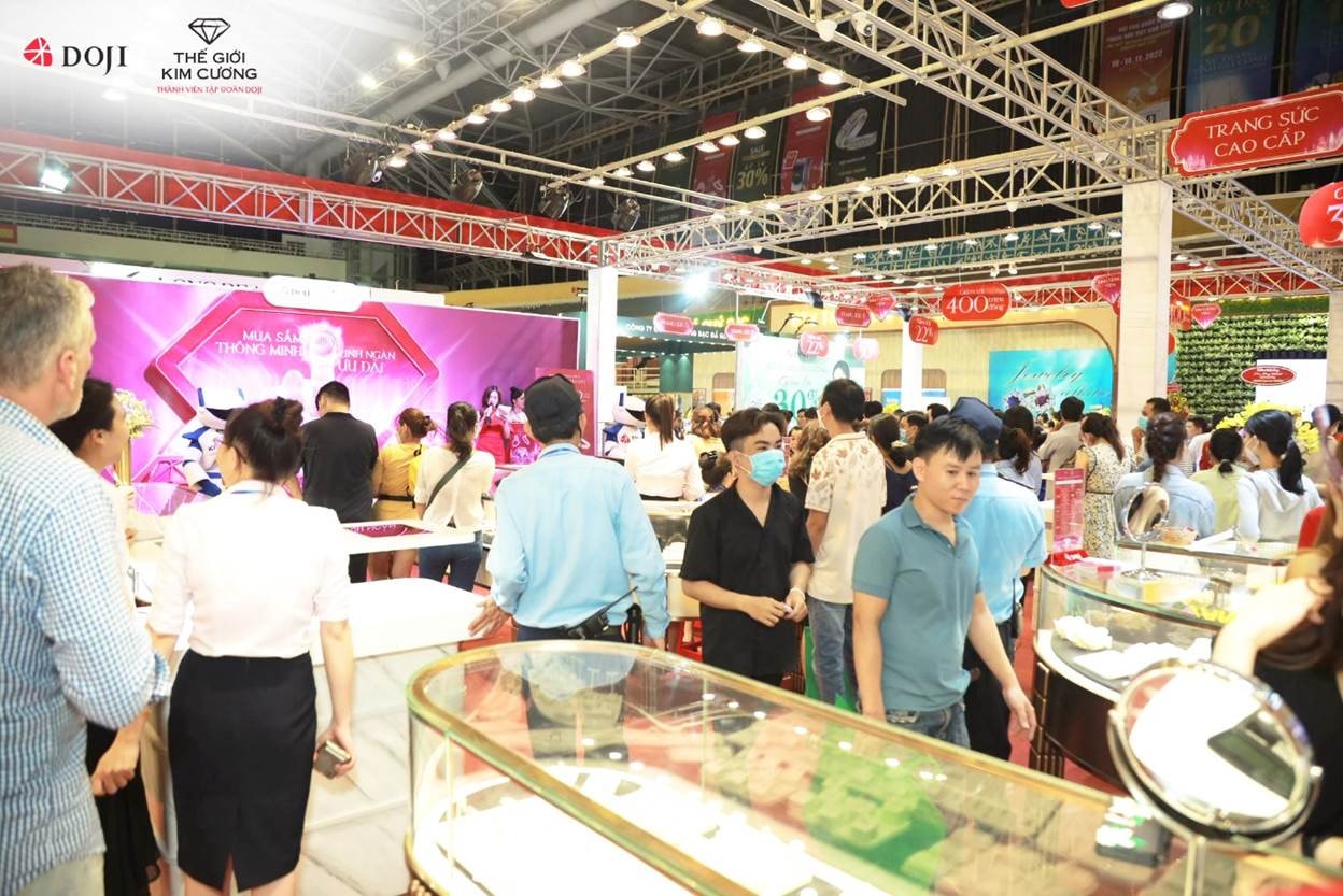 Không khí mua sắm tấp nập tại Hội chợ VIJF 2022 Khu gian hàng DOJI và Thế Giới Kim cương tấp nập khách mua sắm tại Hội chợ VIJF 2022 -2