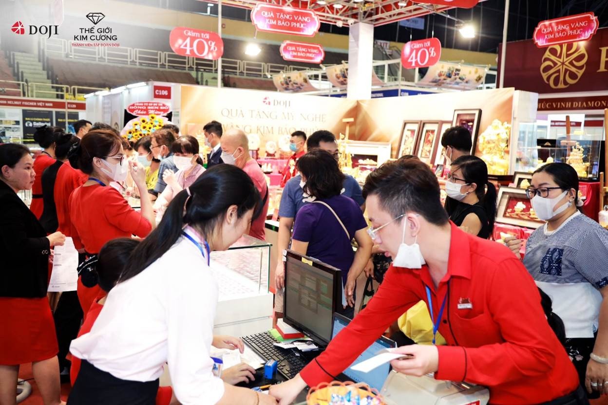Không khí mua sắm tấp nập tại Hội chợ VIJF 2022 Khu gian hàng DOJI và Thế Giới Kim cương tấp nập khách mua sắm tại Hội chợ VIJF 2022 -8