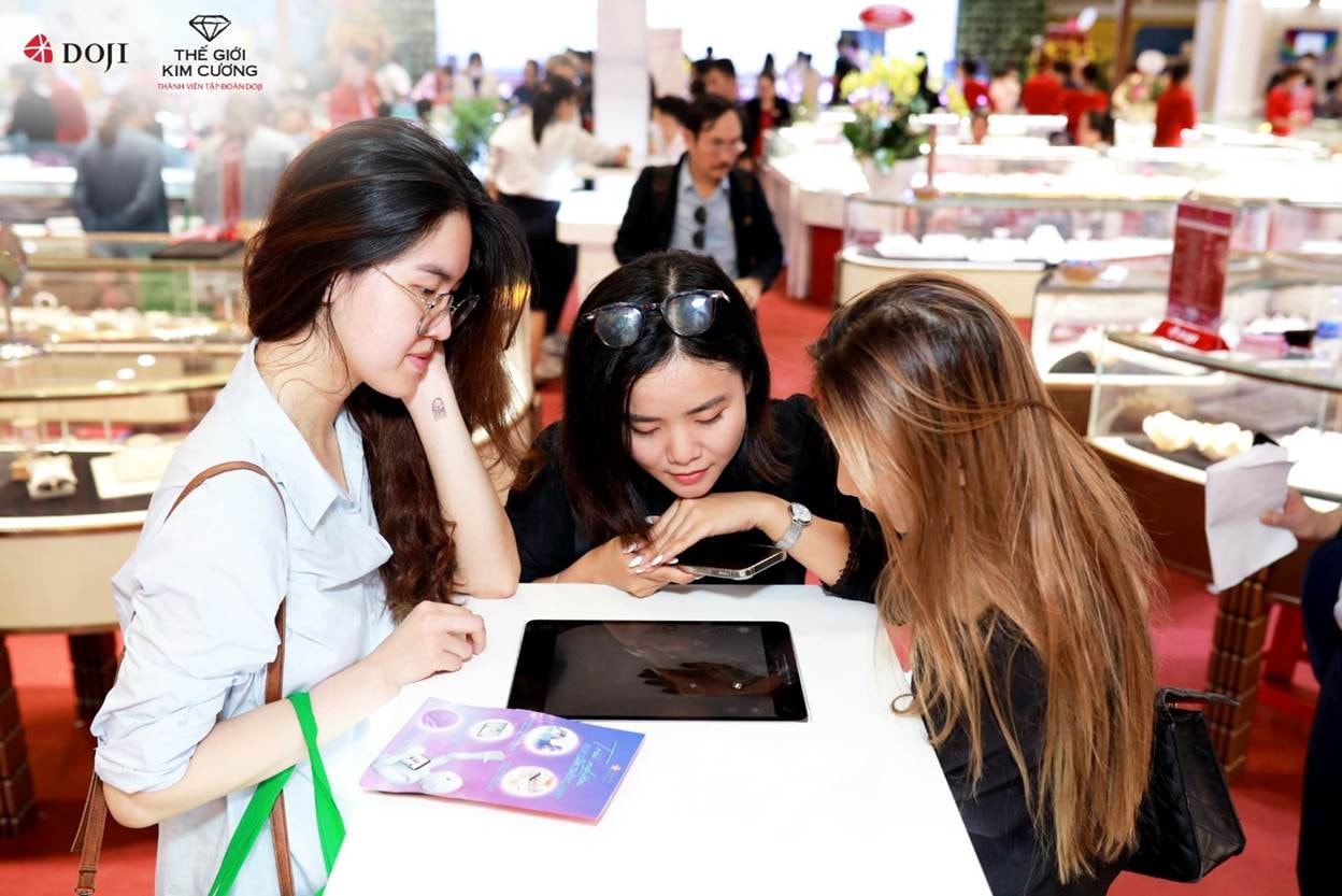 Không khí mua sắm tấp nập tại Hội chợ VIJF 2022 Khu gian hàng DOJI và Thế Giới Kim cương tấp nập khách mua sắm tại Hội chợ VIJF 2022 -6