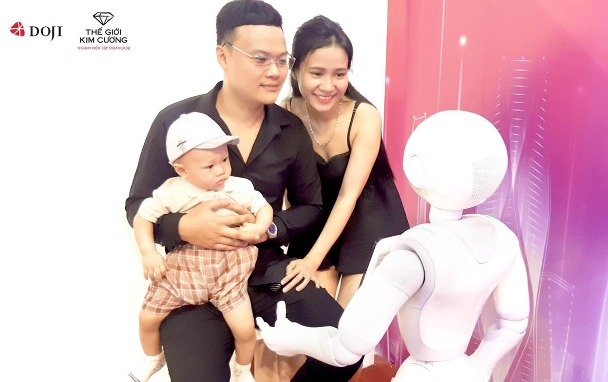 Không khí mua sắm tấp nập tại Hội chợ VIJF 2022 Khu gian hàng DOJI và Thế Giới Kim cương tấp nập khách mua sắm tại Hội chợ VIJF 2022 -4
