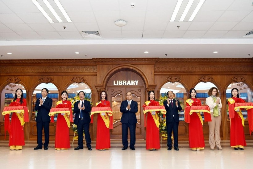 Chủ tịch nước Nguyễn Xuân Phúc và các đại biểu đã cắt băng khánh thành thư viện điện tử hiện đại dùng chung cho 45 trường đại học của Trường ĐH Kinh tế Quốc dân