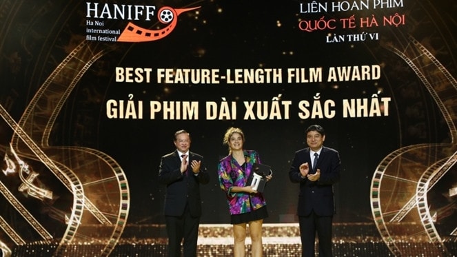 Chủ nhiệm Ủy ban Văn hóa, Giáo dục Nguyễn Đắc Vinh và Thứ trưởng Bộ Văn hoá, Thể thao và Du lịch Tạ Quang Đông trao giải Phim dài xuất sắc nhất cho đại diện đoàn phim 