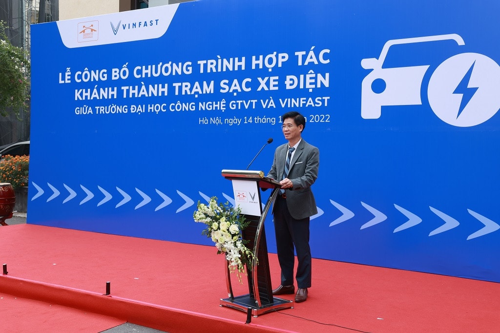 TS. Nguyễn Mạnh Hùng - Phó Hiệu trưởng Trường ĐH Công nghệ GTVT phát biểu tại sự kiện. Trường Đại học công lập đầu tiên tại Hà Nội lắp đặt trạm sạc ô tô điện -0
