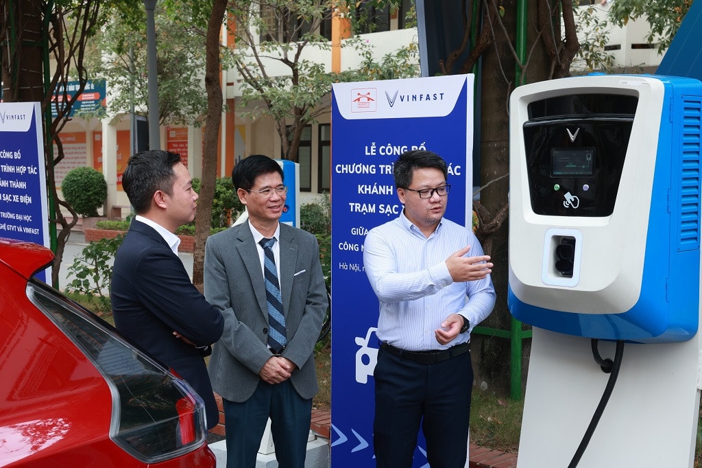 Đại diện Công ty VinFast giới thiệu về trụ sạc ô tô điện công suất 30kW cho TS. Nguyễn Mạnh Hùng - Phó Hiệu trưởng Trường ĐH Công nghệ GTVT (đứng giữa). Trường Đại học công lập đầu tiên tại Hà Nội lắp đặt trạm sạc ô tô điện -0