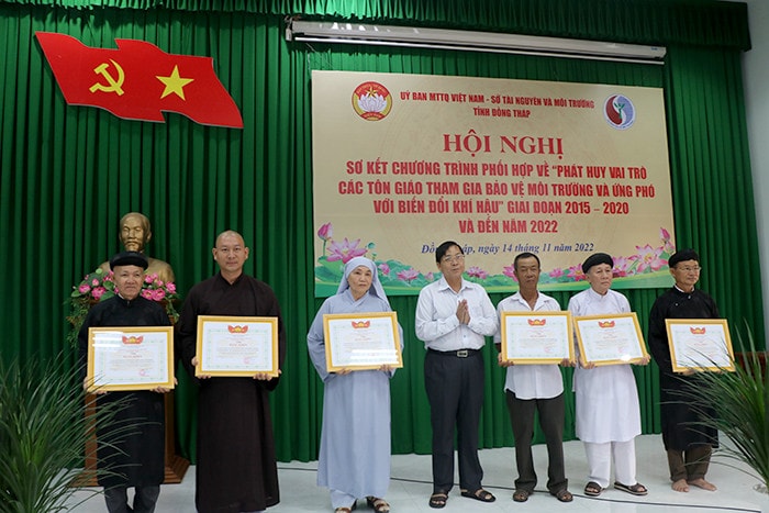 Khen thưởng tập thể, cá nhân có thành tích tiêu biểu trong tham gia bảo vệ môi trường, ứng phó với biến đổi khí hậu giai đoạn 2015 - 2020 và đến năm 2022 - Nguồn: dongthap.gov.vn Đồng Tháp: 142 câu lạc bộ tôn giáo tham gia bảo vệ môi trường -0