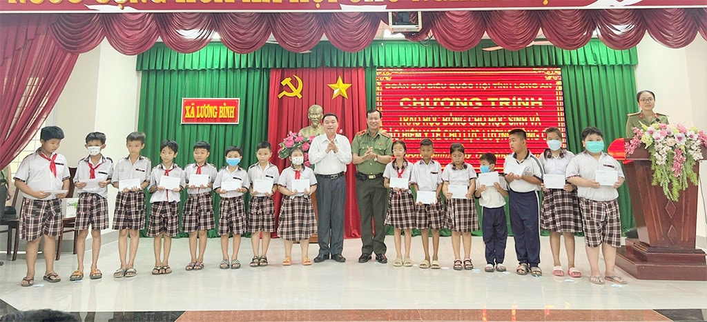 Chủ nhiệm Ủy ban Quốc phòng và An ninh Lê Tấn Tới tiếp xúc cử tri tại Long An -1