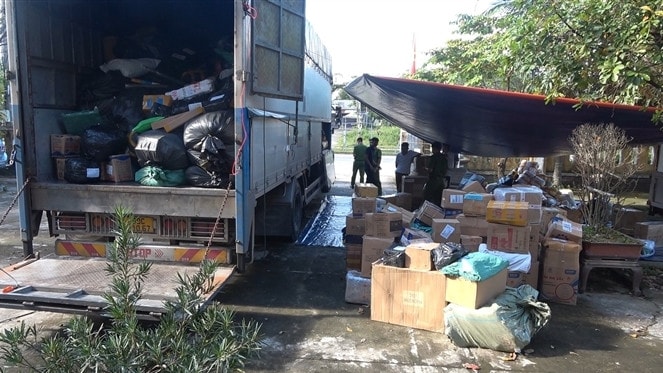 Tại thời điểm kiểm tra trên xe chở 120 quả pháo điện, 319 bộ đồ chơi trẻ em, 315 sản phẩm mỹ phẩm các loại...