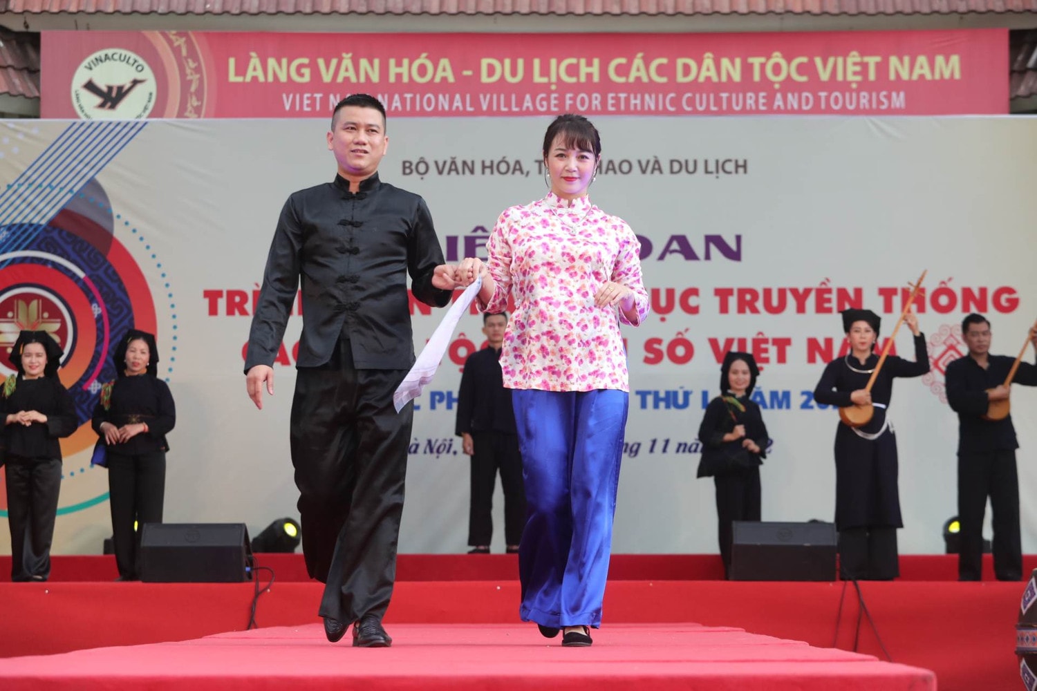 Sắc màu trang phục truyền thống các dân tộc thiểu số -0