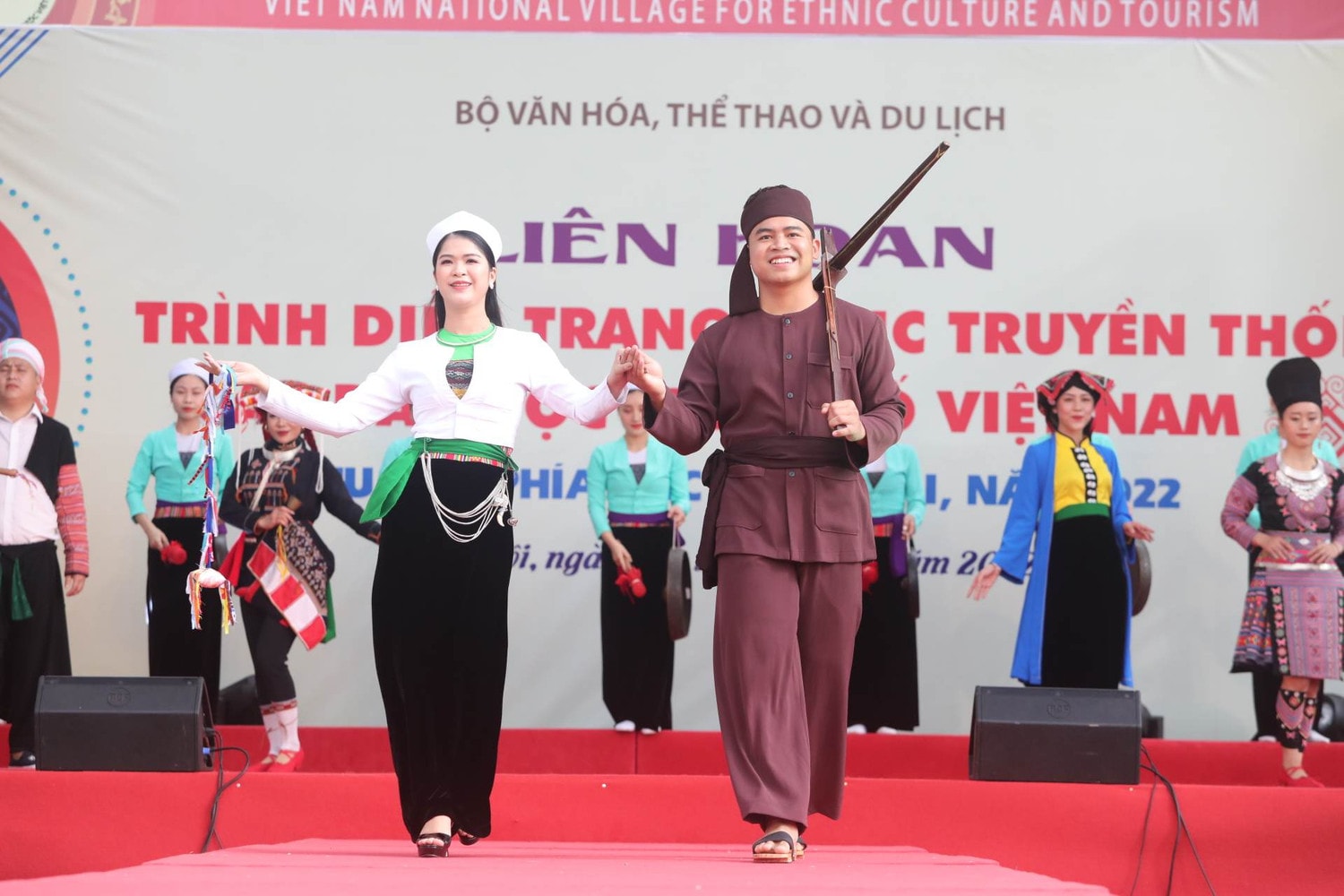 Sắc màu trang phục truyền thống các dân tộc thiểu số -0