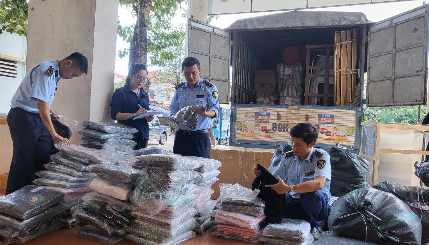 Quảng Bình: Thu giữ số lượng lớn áo quần trẻ em giả mạo nhãn hiệu và không rõ nguồn gốc, xuất xứ -0