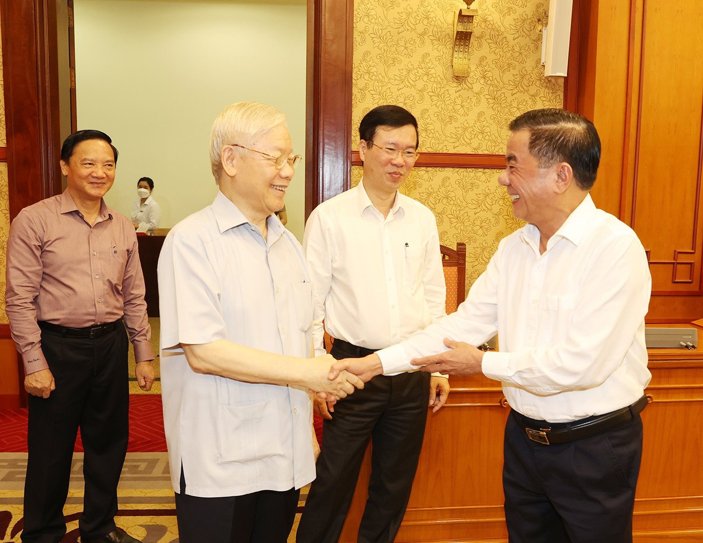 Tiếp tục kiên quyết, kiên trì, không dừng, không nghỉ, hành động mạnh mẽ, quyết liệt, khẩn trương hơn nữa -0