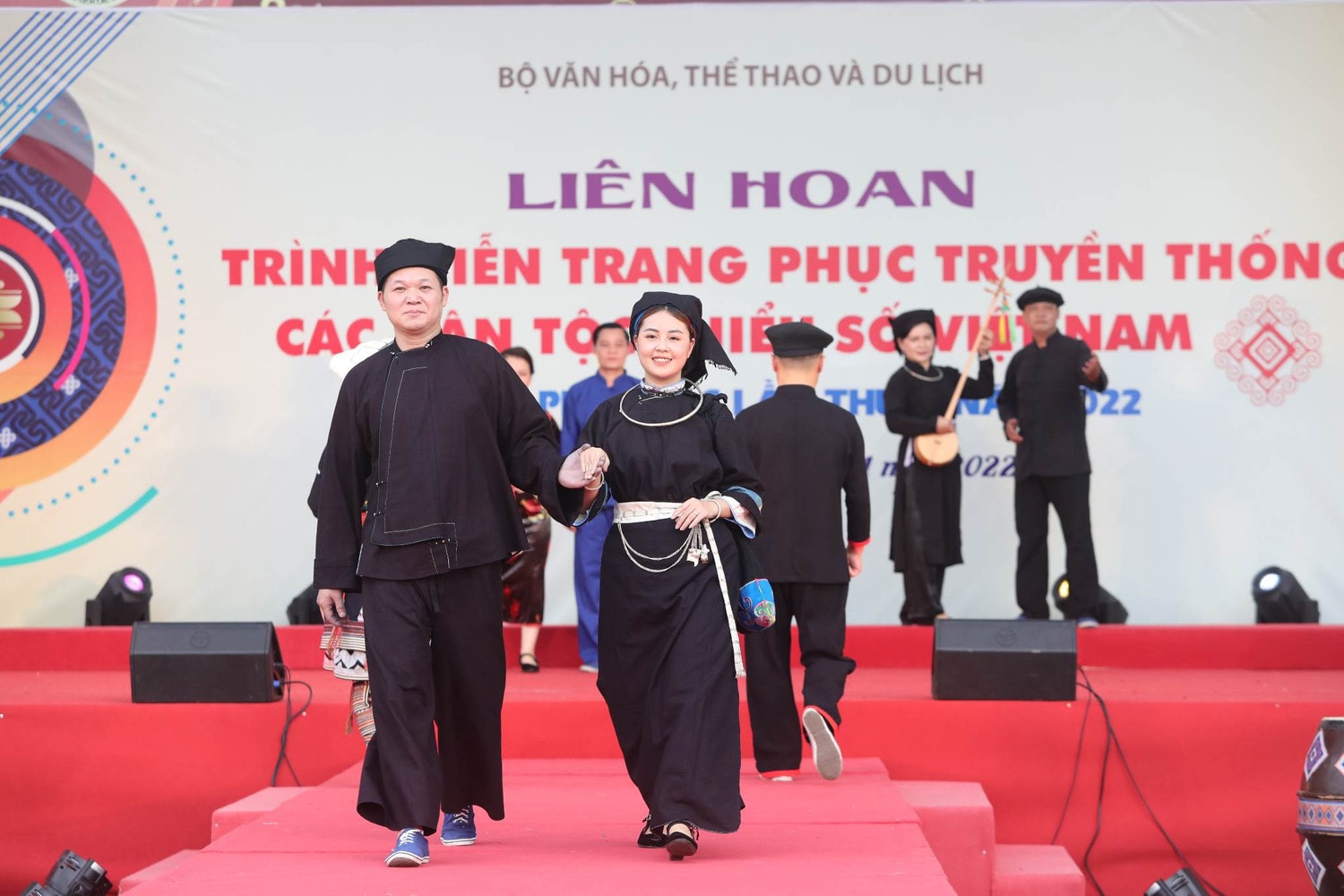 Sắc màu trang phục truyền thống các dân tộc thiểu số -0