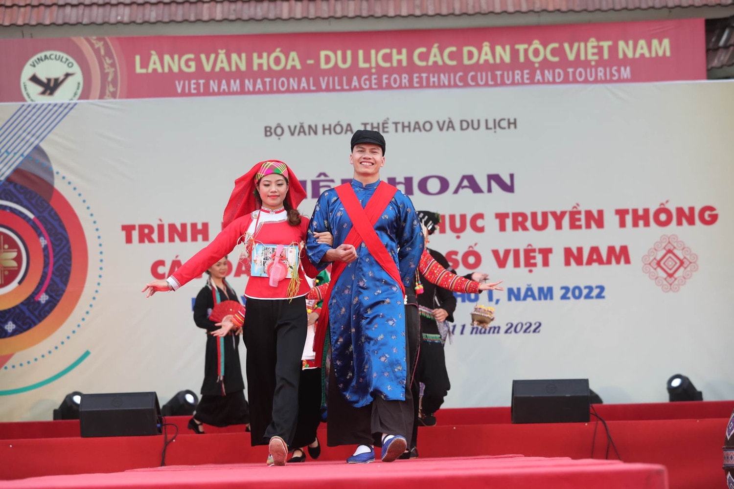 Sắc màu trang phục truyền thống các dân tộc thiểu số -0