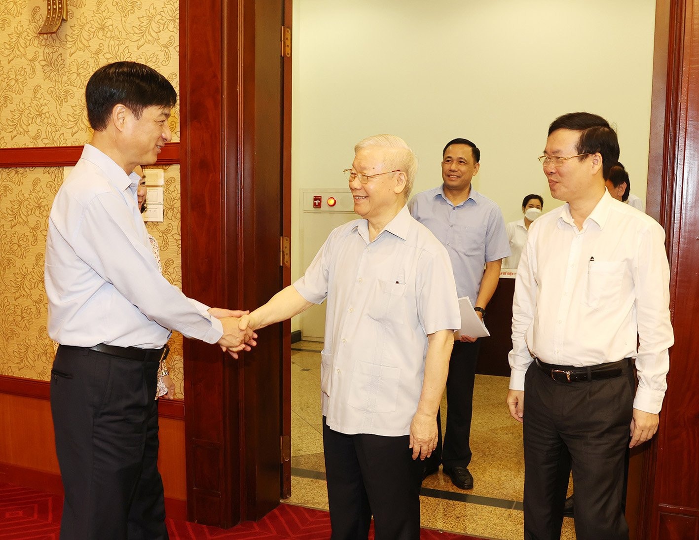 Tiếp tục kiên quyết, kiên trì, không dừng, không nghỉ, hành động mạnh mẽ, quyết liệt, khẩn trương hơn nữa -0