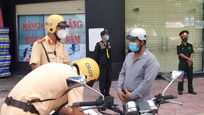 Ngoài kiểm tra, xử lý vi phạm, lực lượng CSGT cũng tuyên truyền người dân chấp hành quy định pháp luật an toàn giao thông. Nguồn: ITN