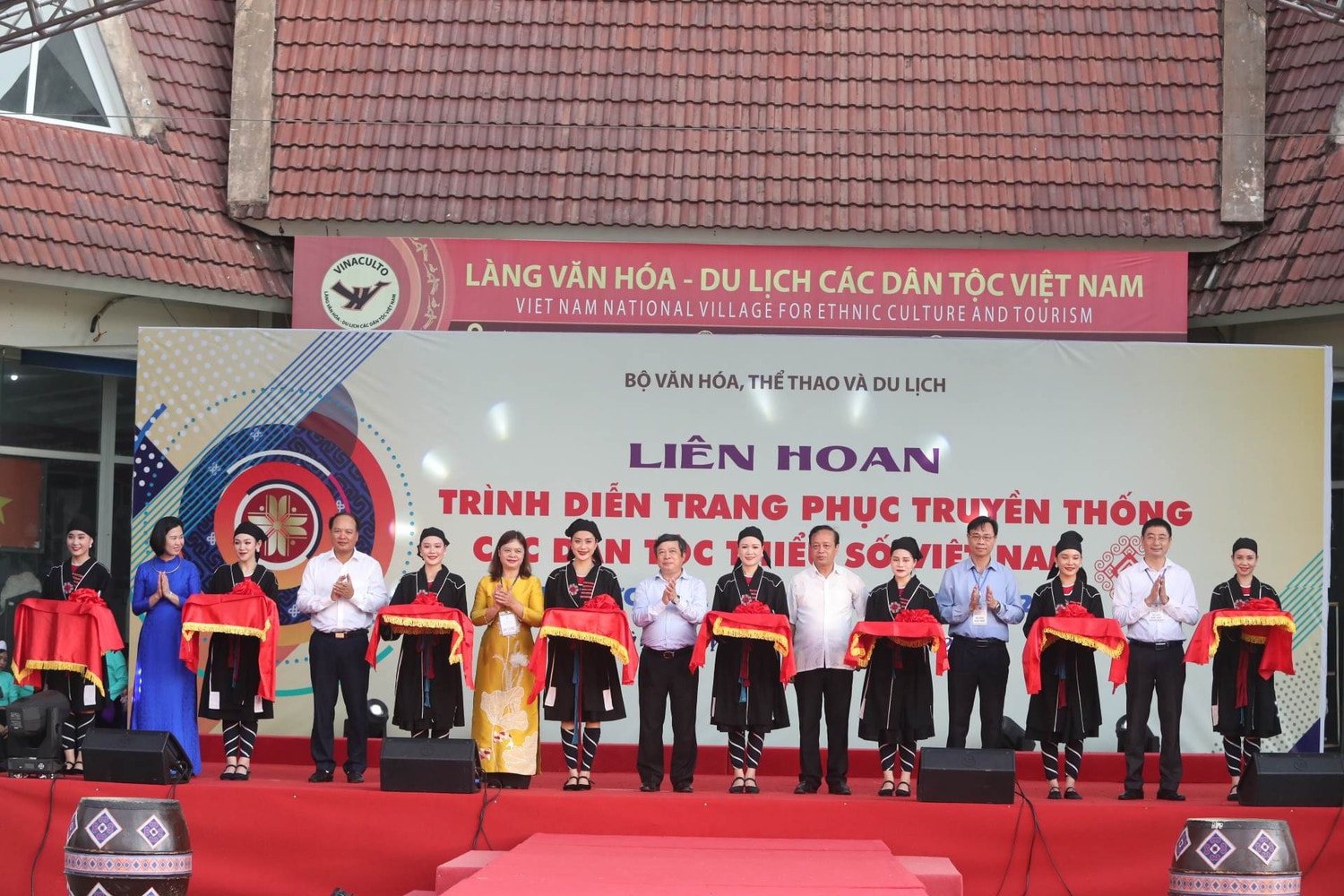 Sắc màu trang phục truyền thống các dân tộc thiểu số -0