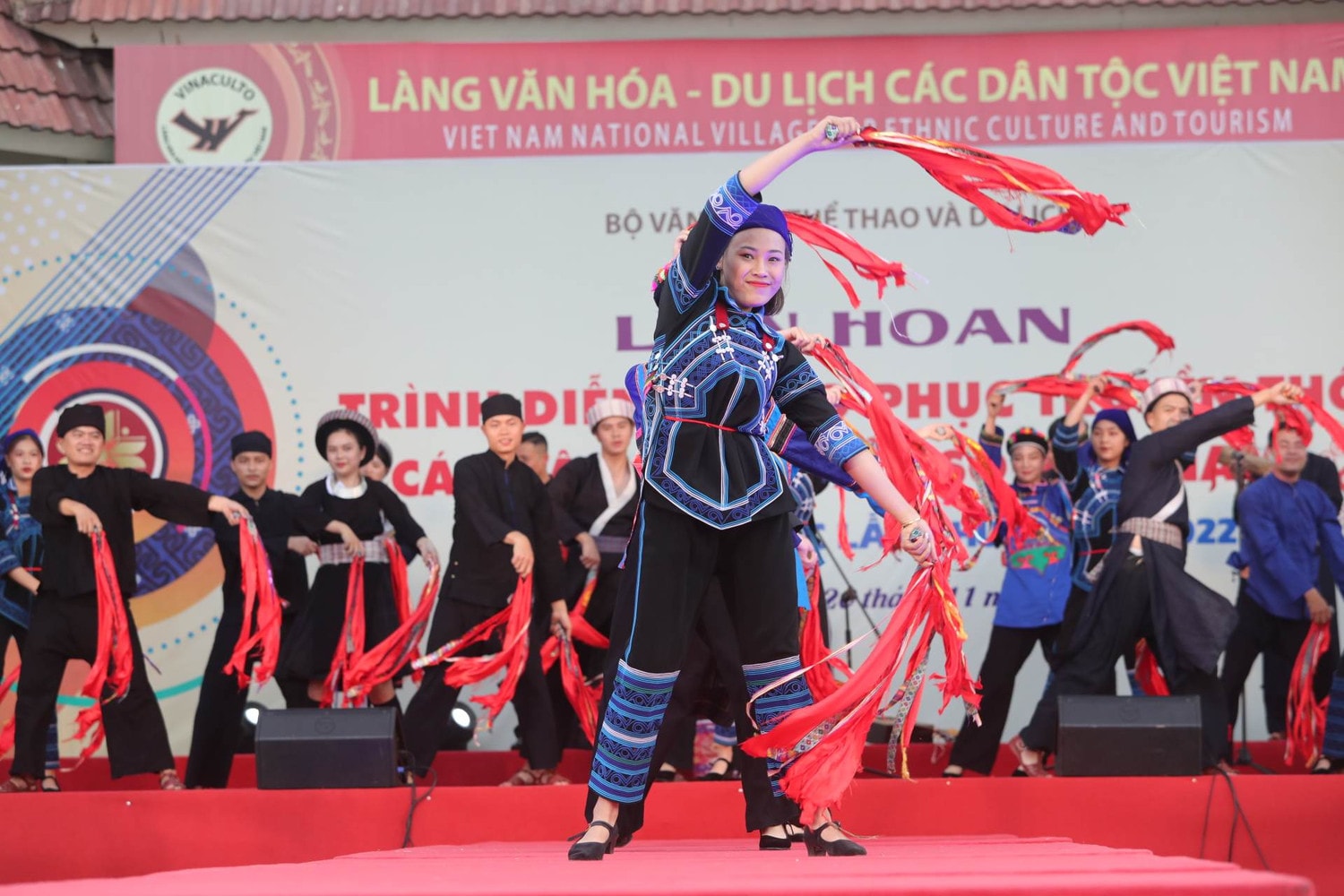 Sắc màu trang phục truyền thống các dân tộc thiểu số -0