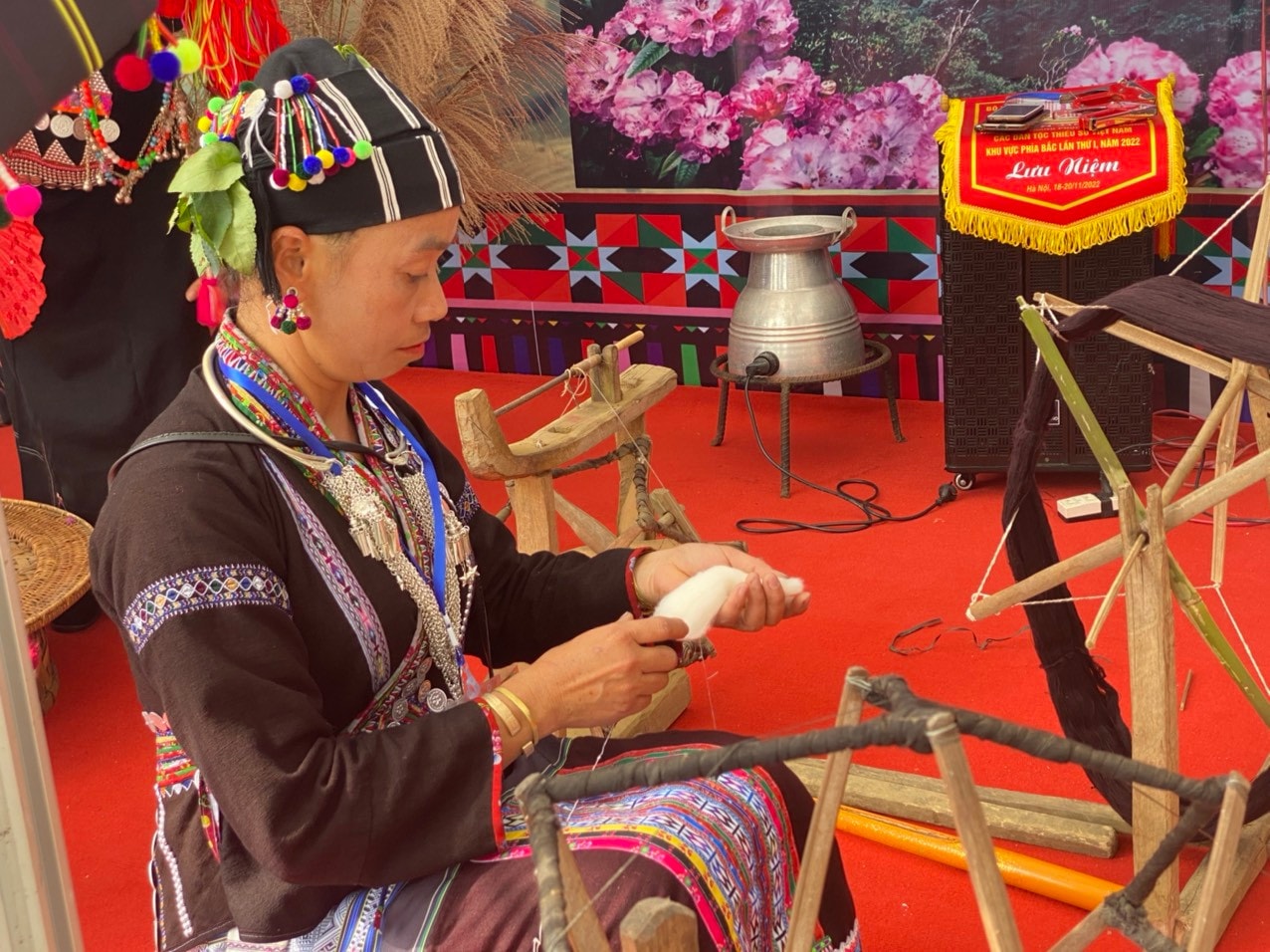 Sắc màu trang phục truyền thống các dân tộc thiểu số -0