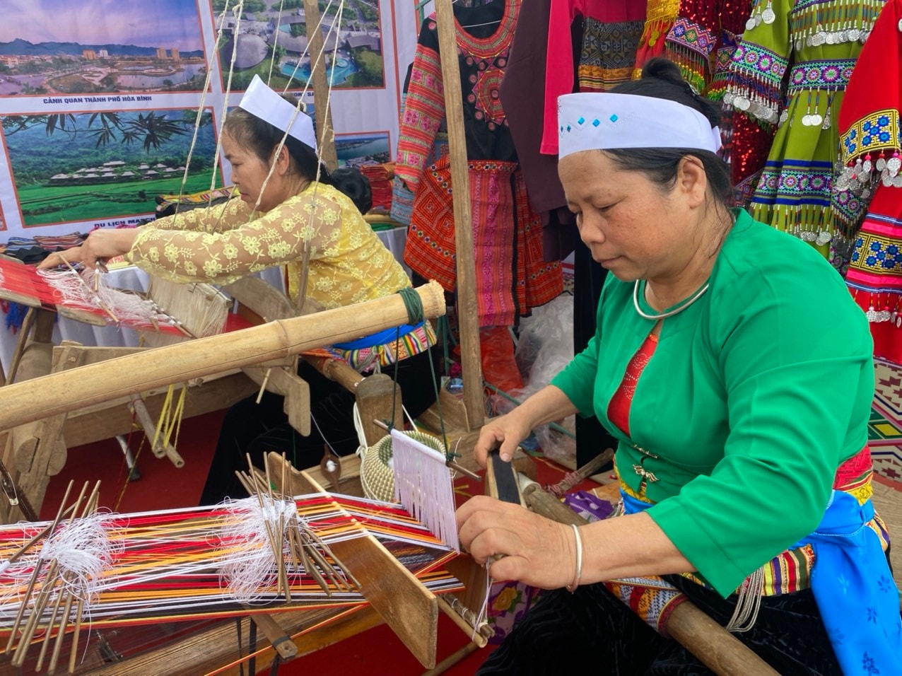 Sắc màu trang phục truyền thống các dân tộc thiểu số -0