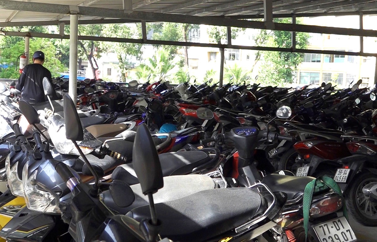 Bãi giữ xe tại Bệnh viện Nhi Đồng 2 luôn trong tình trạng quá tải. Nan giải bài toán bãi giữ xe bệnh viện