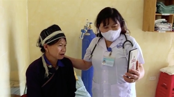 Bác sĩ Chuyên khoa I Hà Thị Dương, Trưởng Phòng khám đa khoa khu vực Nậm Dịch, Hà Giang, gọi video xin tư vấn từ các bác sĩ Bệnh viện Đa khoa Hoàng Su Phì về các triệu chứng bệnh của bệnh nhân - Nguồn: khoahocphattrien.vn