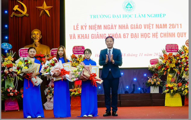Lãnh đạo trường trao khen thưởng cho tân sinh viên là Thủ khoa, Á khoa Khóa 67 của Trường