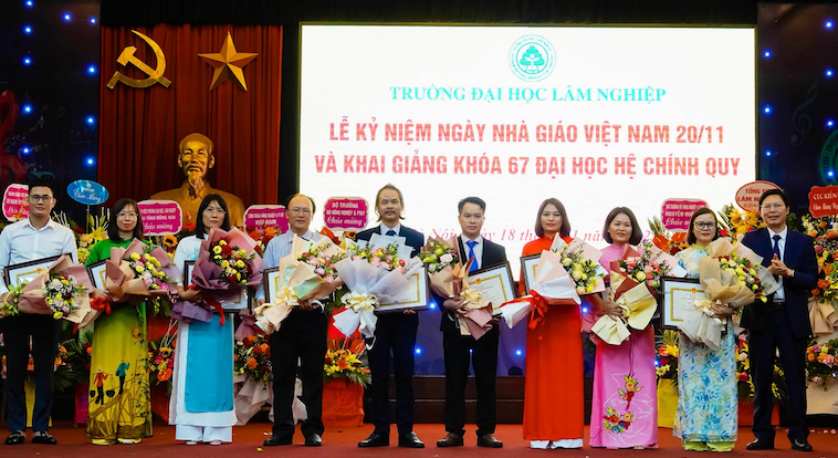 Lãnh đạo trường ĐH Lâm Nghiệp trao thưởng cho các tập thể, cá nhân có thành tích xuât sắc trong công tác