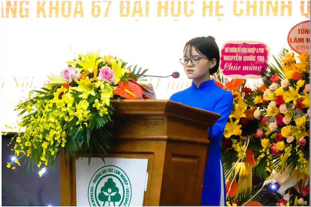 Sinh viên Tráng Thị Mai ngành Quản trị dịch vụ du lịch và lữ hành – Khoa Kinh tế và Quản trị kinh doanh là thủ khoa đầu vào K67 phát biểu tại buổi lễ