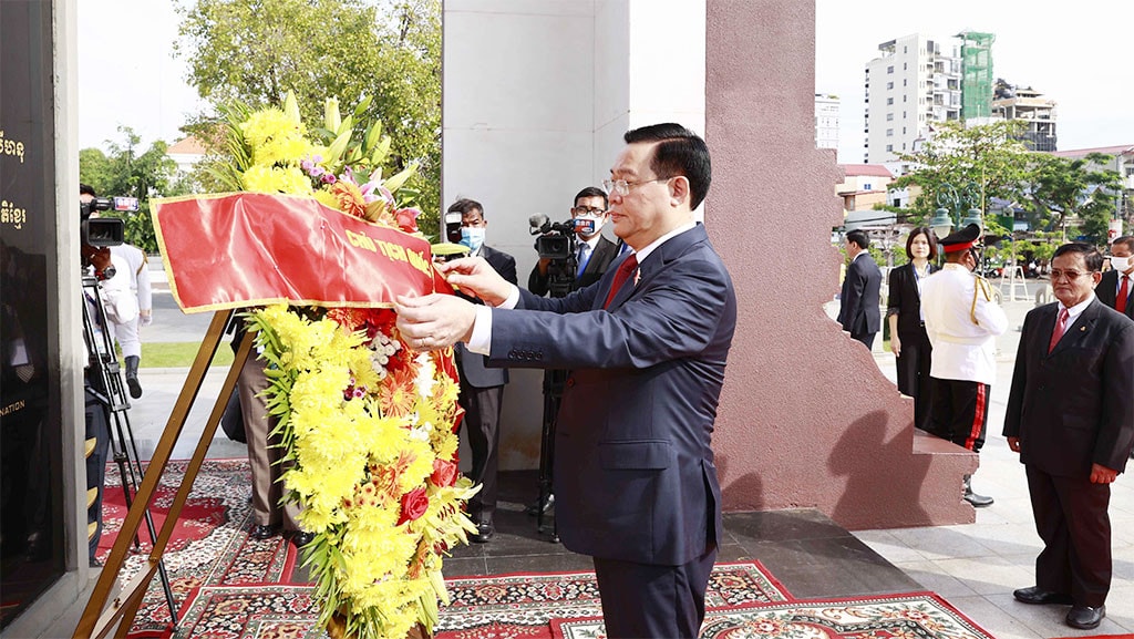 Một số hình ảnh các hoạt động đầu tiên của Chủ tịch Quốc hội Vương Đình Huệ tại Campuchia -5