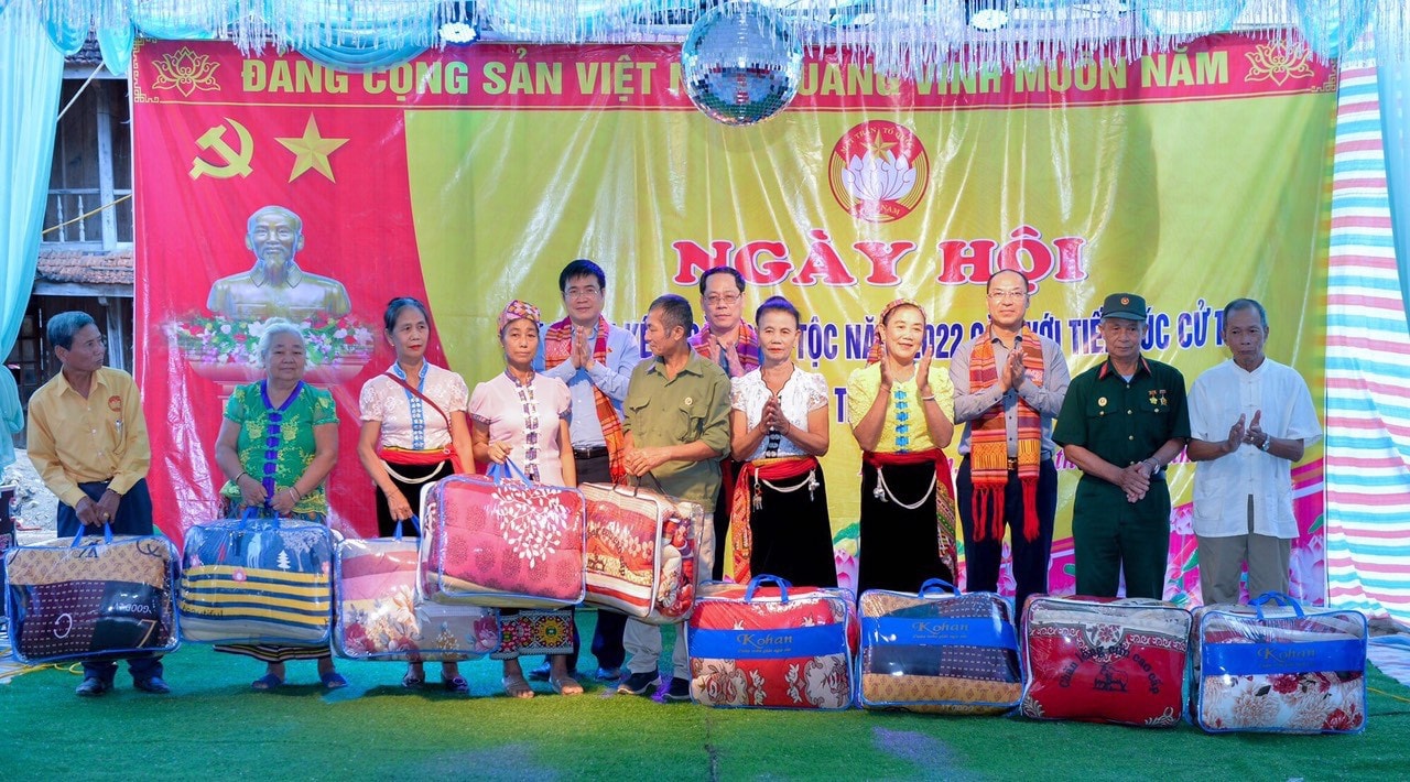 Các ĐBQH: Hoàng Minh Hiếu, Trần Nhật Minh trao quà của Đoàn ĐBQH tỉnh tặng các hộ dân bản Hoà Sơn Sapo chính -2