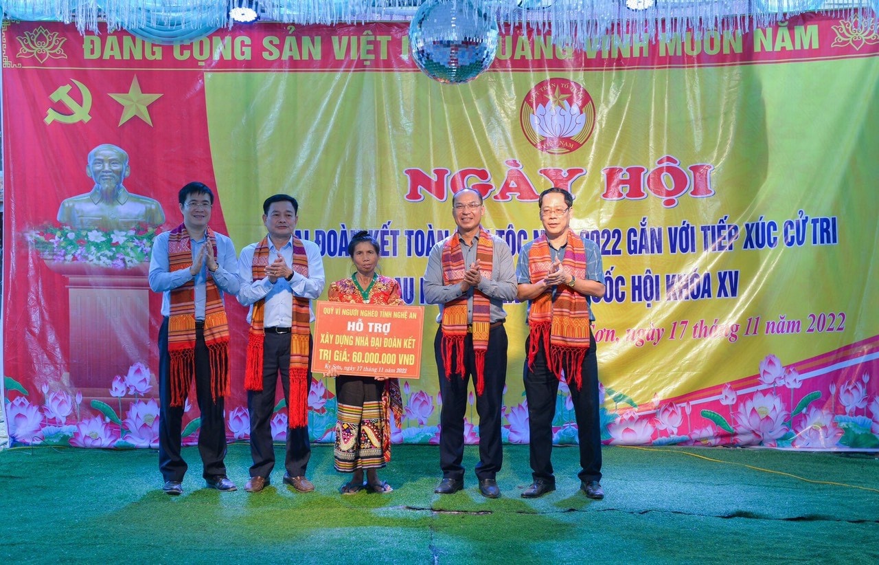Các đại biểu trao số tiền hỗ trợ hộ dân xây dựng Nhà đại đoàn kết Sapo chính -1