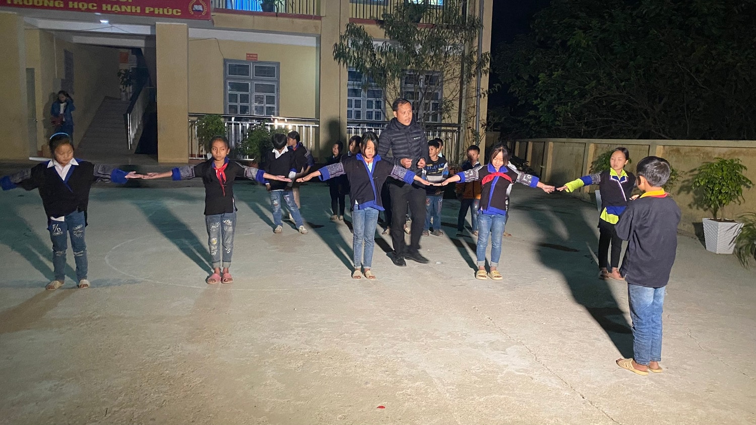 Thầy Trừ thường tổ chức trò chơi tạo sự lôi cuốn cho các em học sinh Đổi thanh xuân, gieo mầm tri thức -0